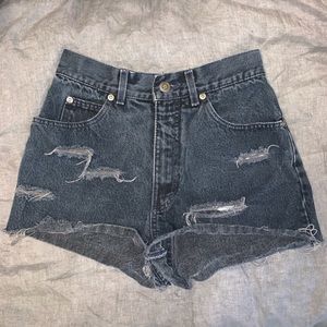 Vintage, high waisted dark frayed denim shorts🌈
